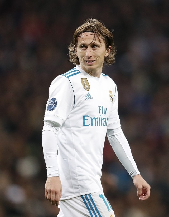 法兰克福官方：巴舒亚伊足部中骨骨折，已顺利接受手术